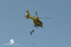 Momento en el que el afectado es izado al helicóptero en compañía del bombero-rescatador. FOTO BOMBEROS DE ASTURIAS