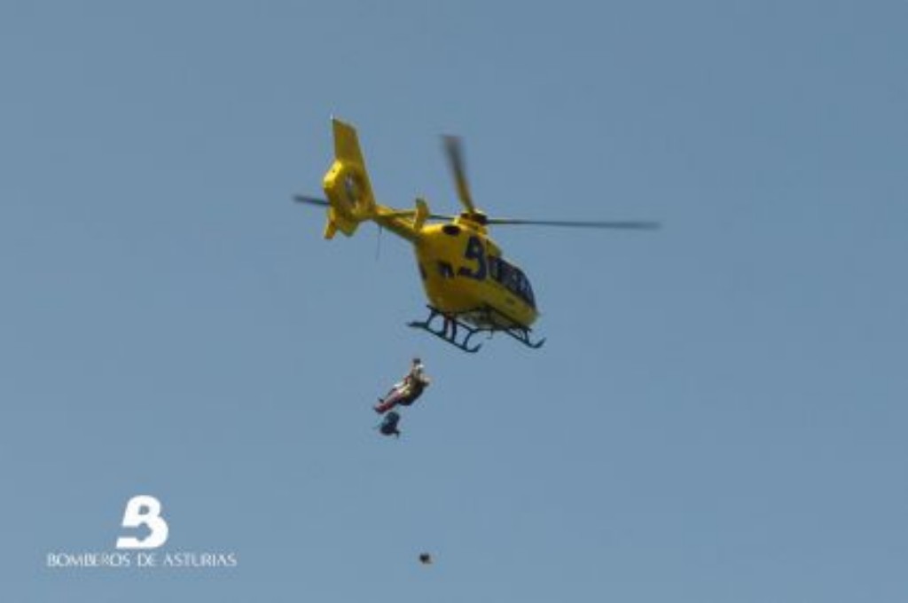 Momento en el que el afectado es izado al helicptero en compaa del bombero-rescatador. FOTO BOMBEROS DE ASTURIAS