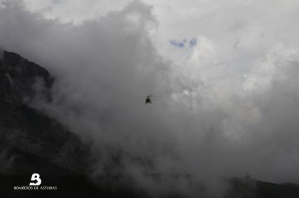 Las condicones meteorologicas complicaron la operatividad del helicptero de rescate de Bomberos de Asturias. FOTO BA
