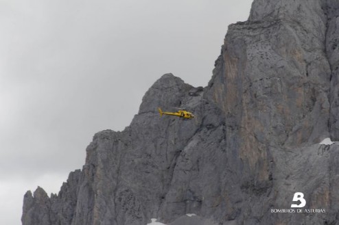El helicóptero de rescate de Bomberos de Asturias trasladando material de montaña para realizar la operación. FOTO BA