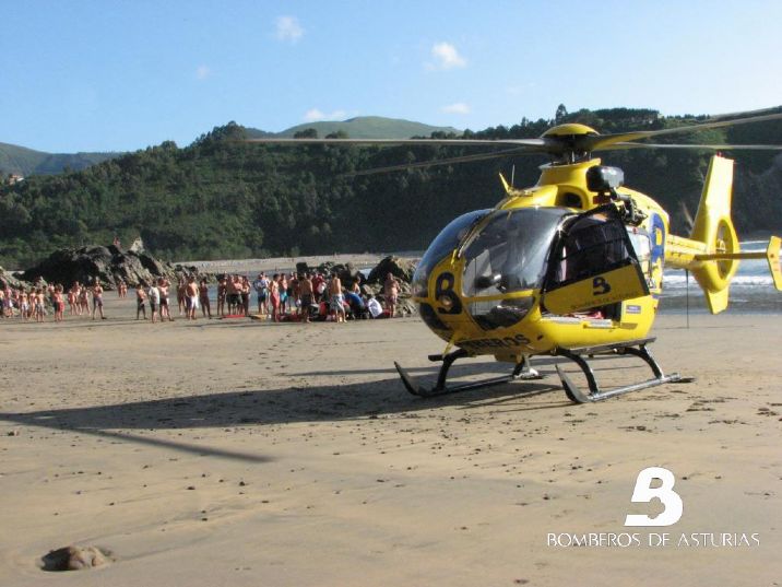 El Helicptero Medicalizado de Bomberos de Asturias que traslad al Grupo de Rescate con el mdico-rescatador en el arenal de Cueva.