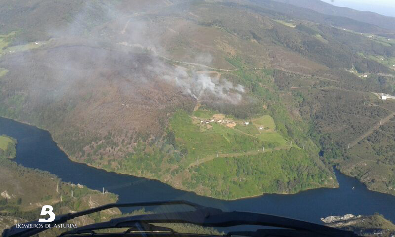 Vista area de estado del incendio tomada desde helicptero del SEPA a las 10.30 horas