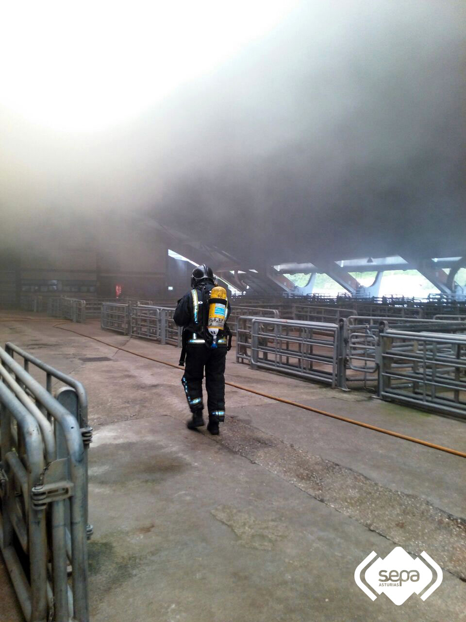 Los bomberos con los equipos de respiracin autonoma en el lugar del incidente