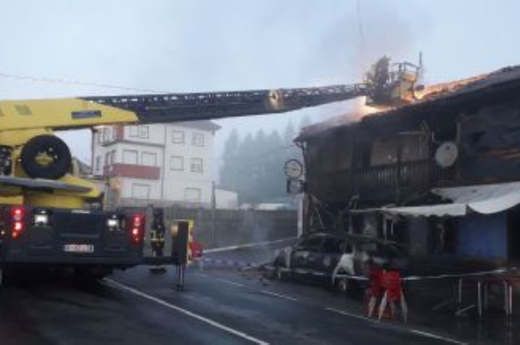 Bomberos en el incendio de La Sec, en Siero.