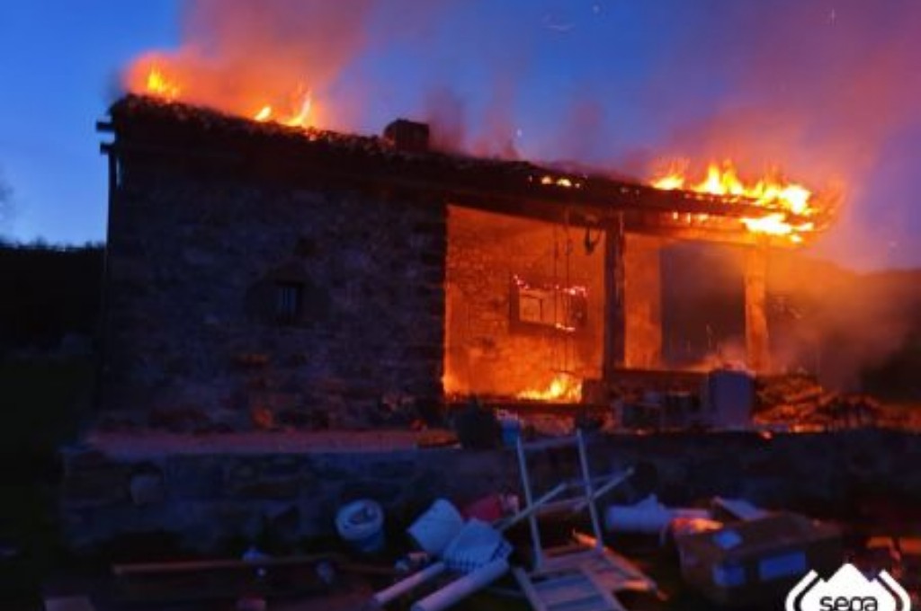 Incendio en la cabaa de Riosol, Maraa, Len.