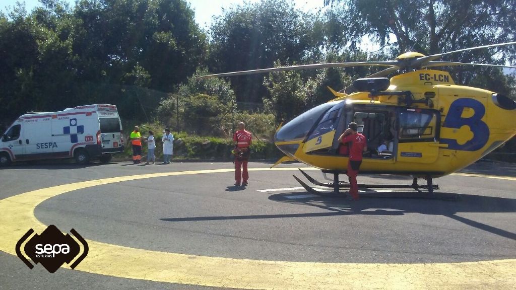 El momento del traslado al helicptero medicalizado de bomberos