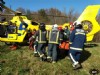 Bomberos en el accidente ferroviario de Llanes trasladando a un herido al helicóptero medicalizado.