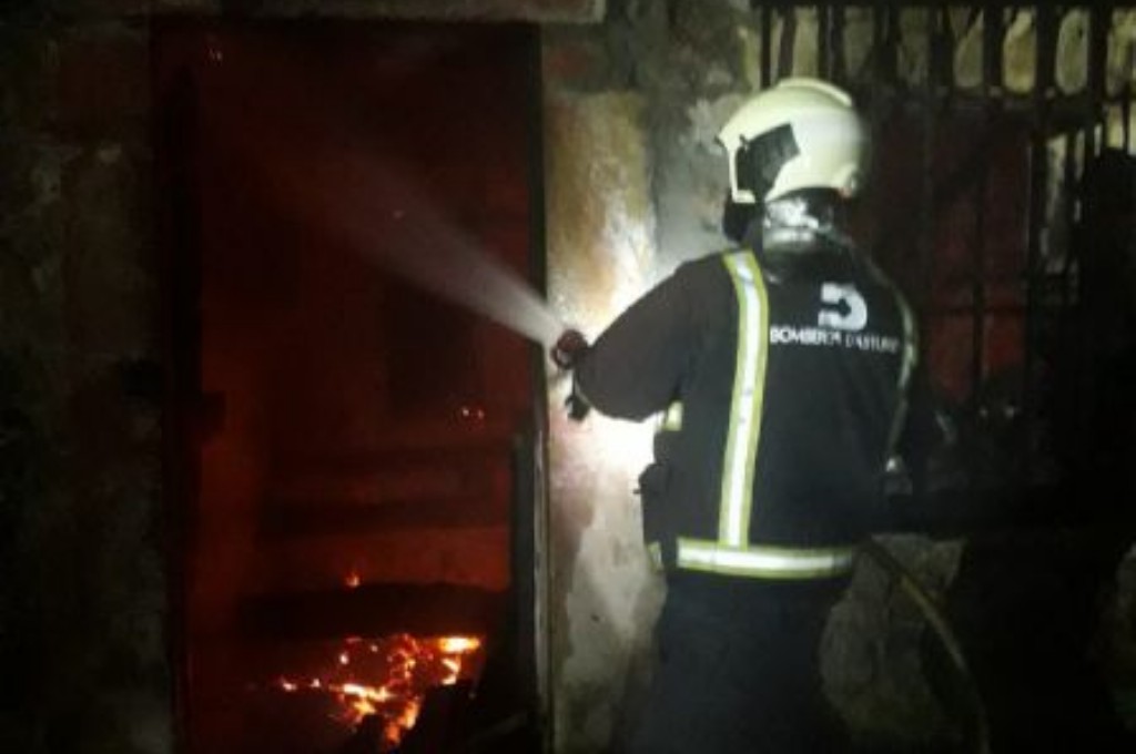 Bomberos trabajando en el incendio de Perns, Colunga.