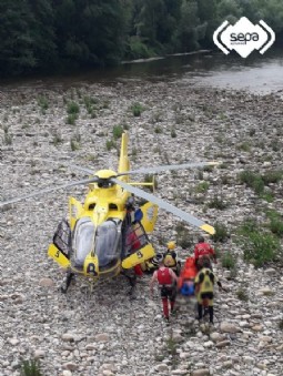 Bomberos en el rescate fluvial de Cornellana, Salas.