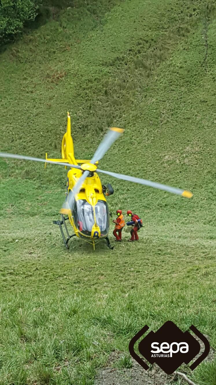 Helicptero y Grupo de Rescate de Bomberos del SEPA en Caso por varn accidentado con un quad.