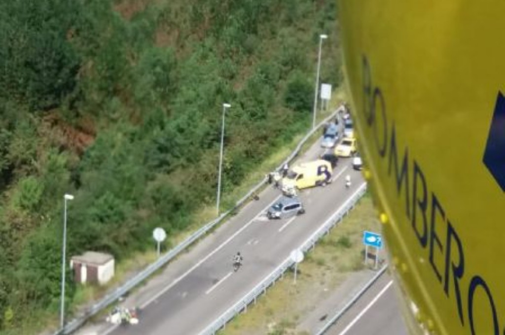 Lugar del accidente en la A8 en Valds.