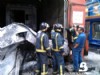 Efectivos de Bomberos de Asturias en la cabina incendiada.