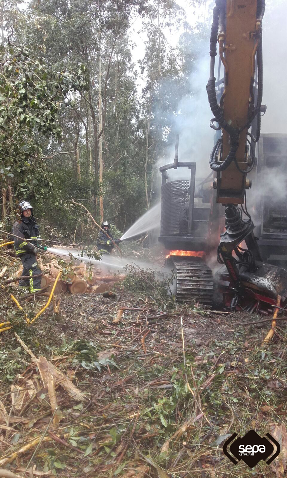 Extincin incendio de mquina procesadora de madera en Ribadedeva.